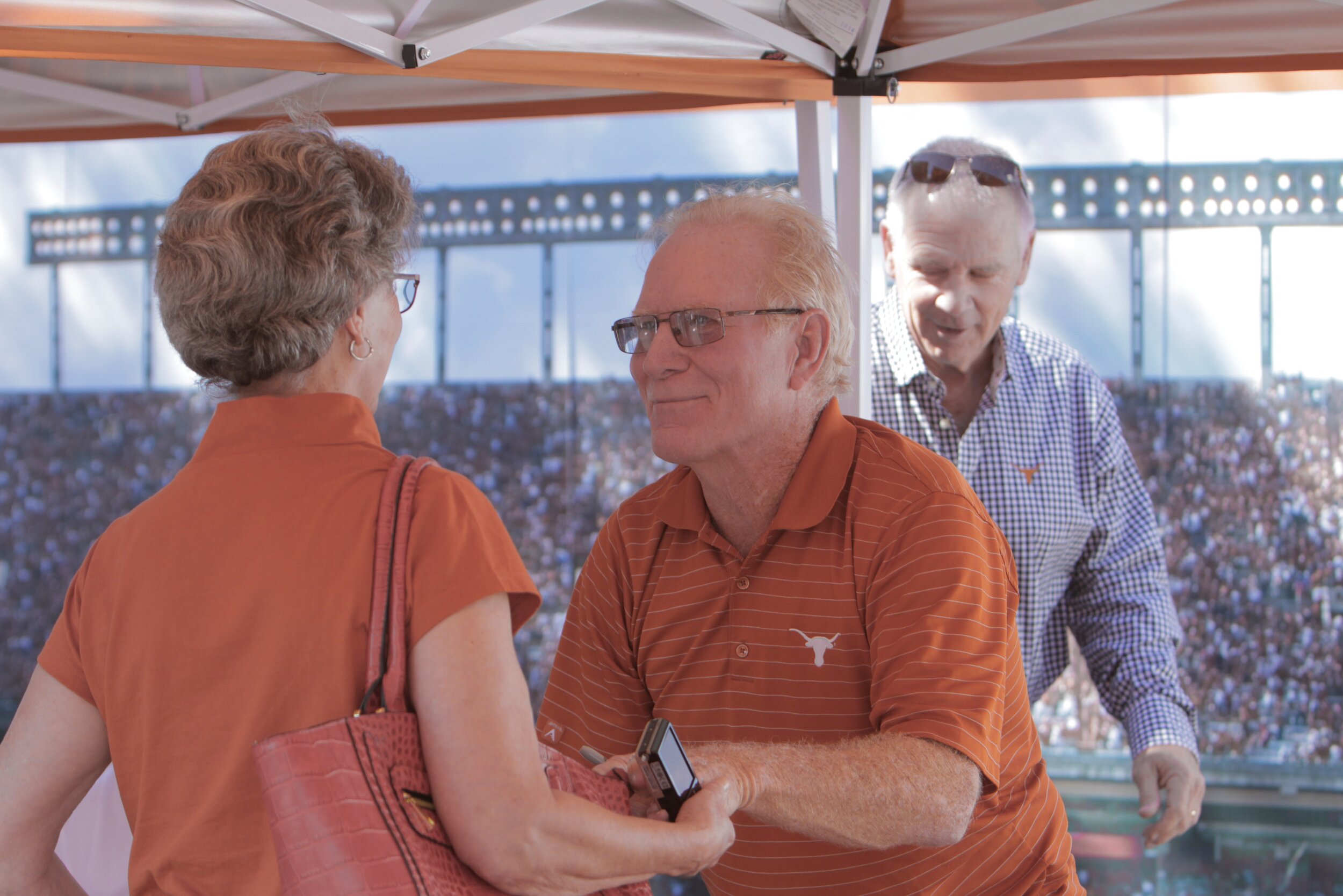 Donnie Wigginton talking to a fan 