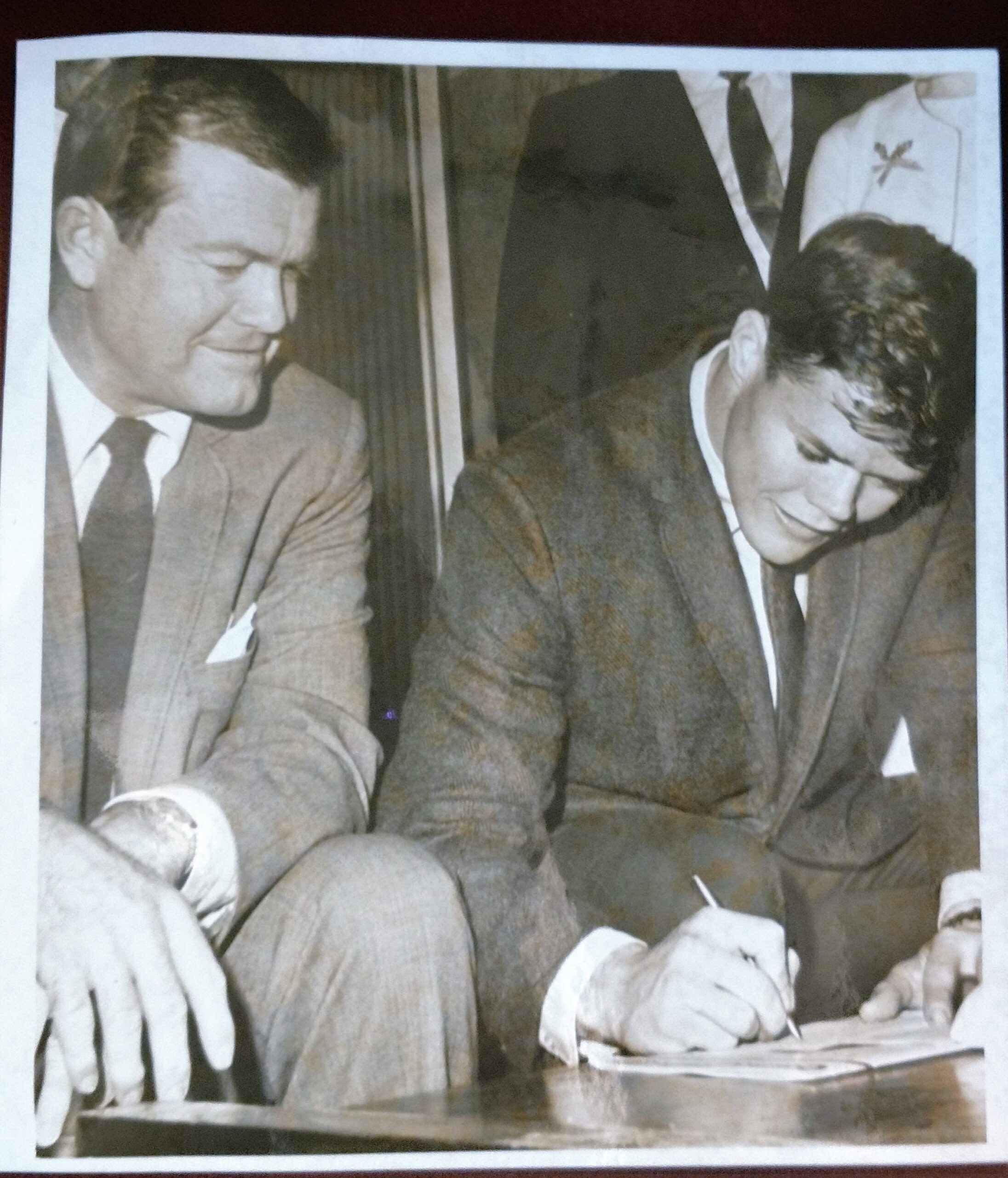 Player signing letter of intent to play for Texas 